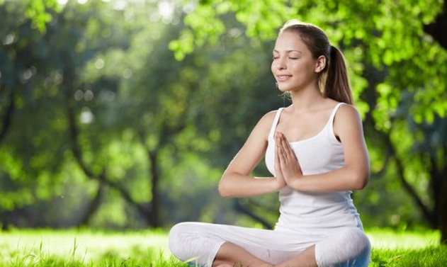 A conhecida posição de lótus, ou Padmasana (Imagem: iStock)