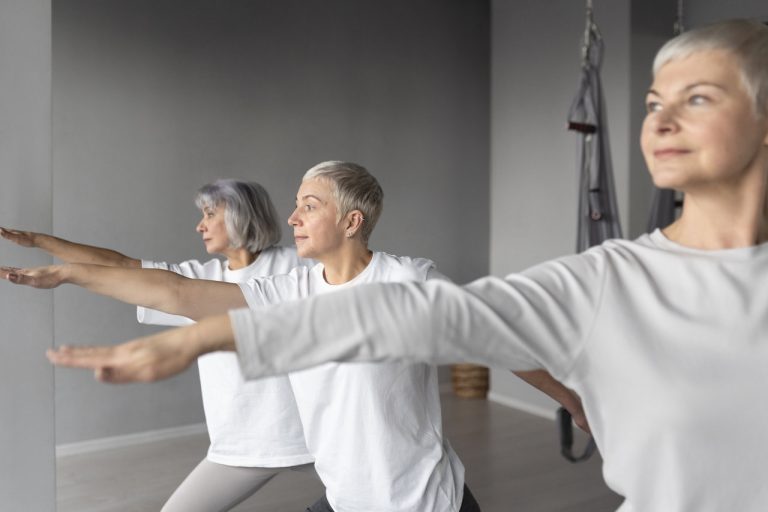 Você sabe quais são os benefícios do Yoga para a terceira idade? Veja como é importante manter uma rotina ativa de exercícios e as vantagens que só o Yoga entrega.