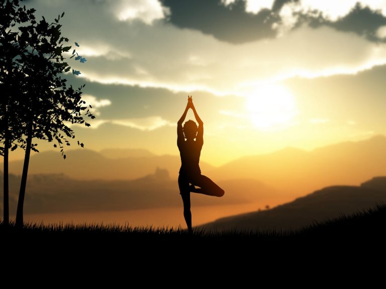 Yoga para todos: mulher praticando a modalidade ao ar livre, no pôr-do-sol