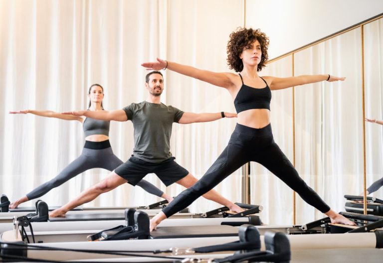 Alunos praticando alongamentos no pilates