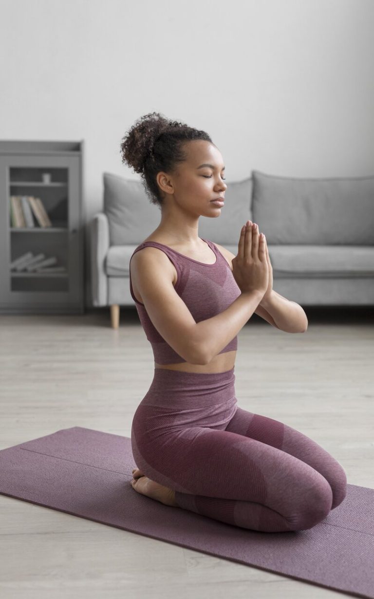 Posturas de Yoga para iniciantes: aprenda Tadasana, Balasana e Adho Mukha Svanasana.