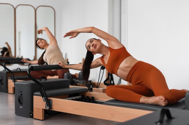Pessoa praticando pilates para melhorar a postura e fortalecer a coluna.
