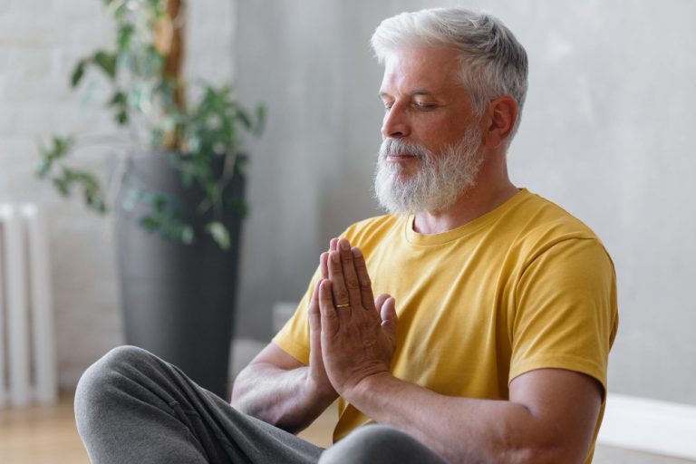Pessoa meditando em um ambiente tranquilo e sereno
